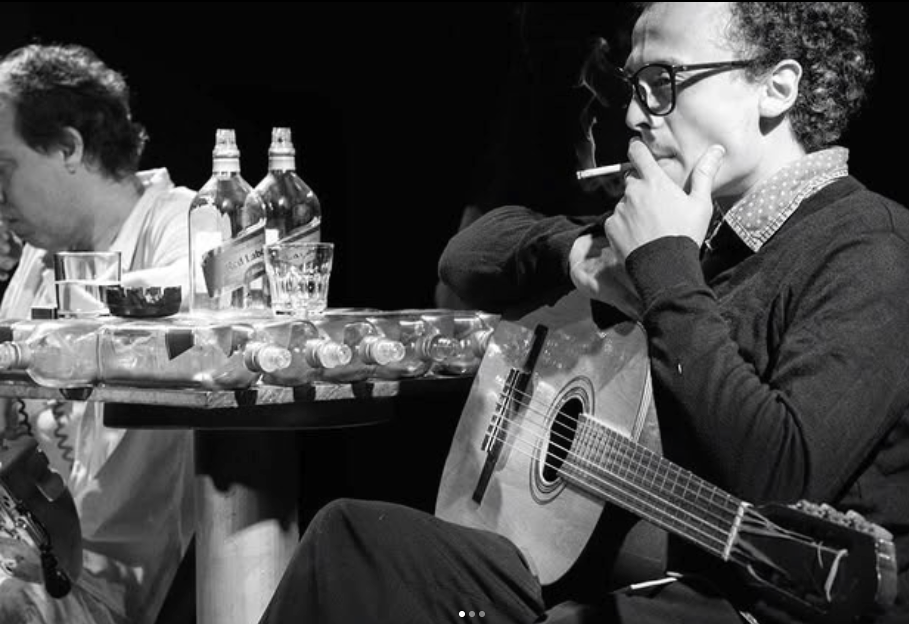 Cena teatral em preto e branco